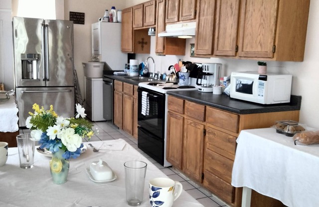 Large, charming 2-bedroom apartment with modern amenities within a historic home