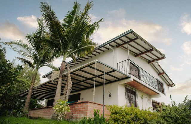 Large Country House, close to the Airport (pet friendly)