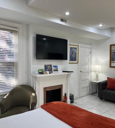 Large DUPLEX Apt 2Bdrm 1Den-Metro