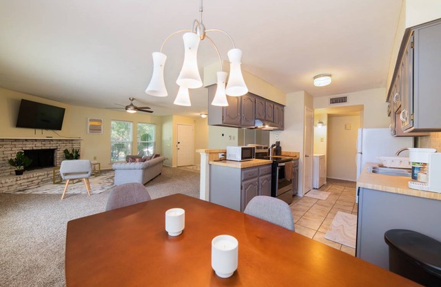 Large, easy access single story 3 bed home, 15mins downtown Dallas