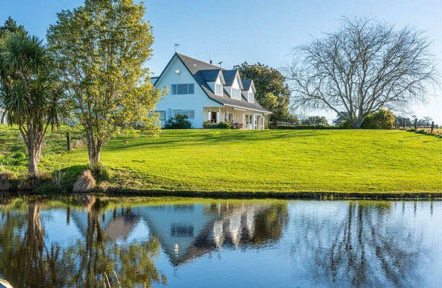 Large Family Countryside Retreat with Pool & Pond