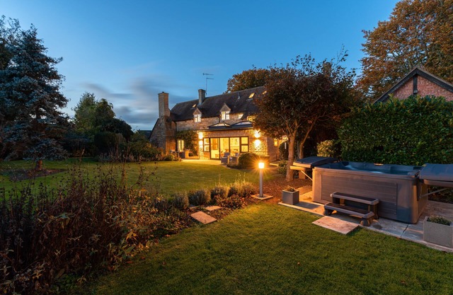 Large family friendly Manor House with hot tub - sleeps 10 guests in 5 bedrooms