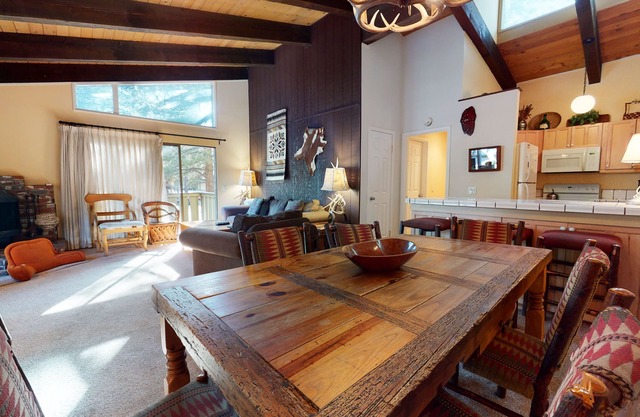 Large Family Home near Downtown Mammoth, Great Complex Amenities. Near Trails
