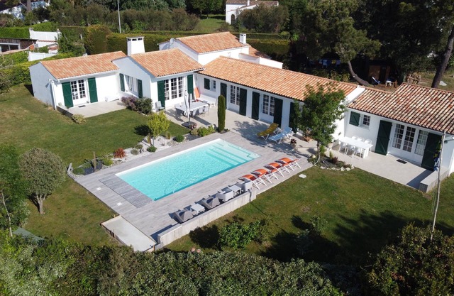 Large Family house, Swimming pool, on the Wild Coast 5 'walk from the beach