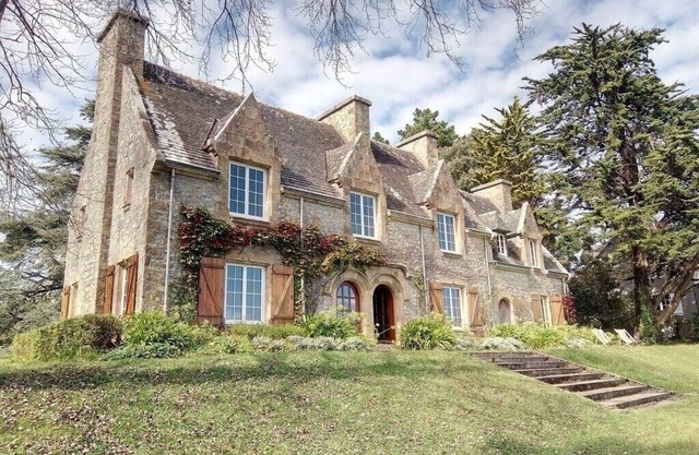 Large family villa facing Morgat beach with sea view.