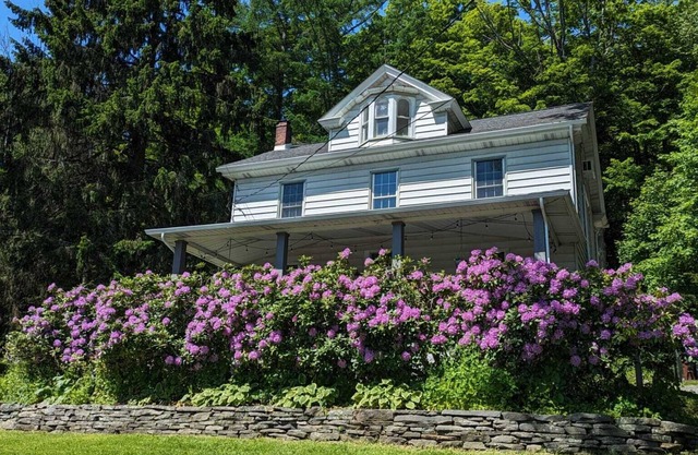 Large Farmhouse near Pocono attractions! Ping-pong and Pool tables included.
