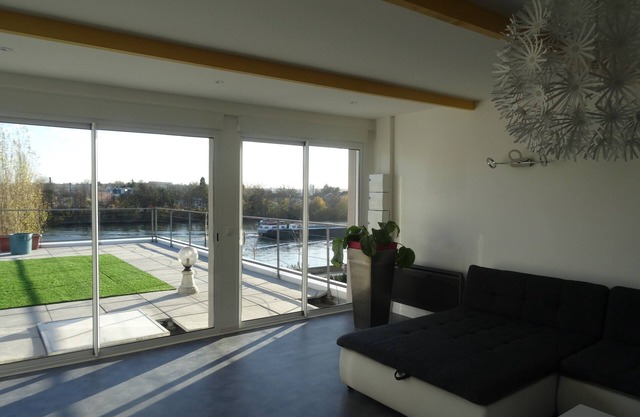 Large gîte on the banks of the Seine