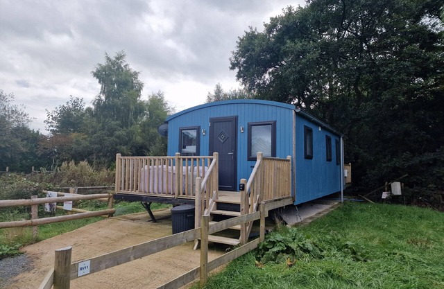 Large Glamping Hut - Riverview 13