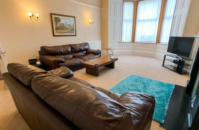 Large Glasgow South Family Home - Free Parking