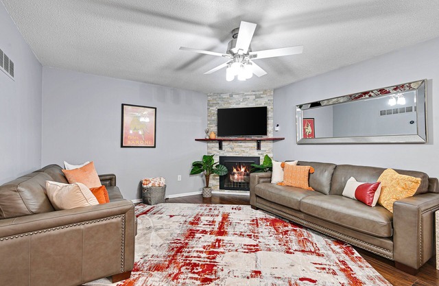 ♧Large Groups Welcome♧Peloton Bike+Tread♧Grill♧Deck♧8 TVs♧Parking