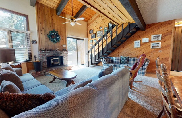 Large Home, Balcony. Pool & Tennis Court On-site, Short Walk to Restaurants