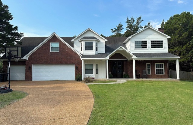 Large home in quiet neighborhood 5 minutes from Campus!