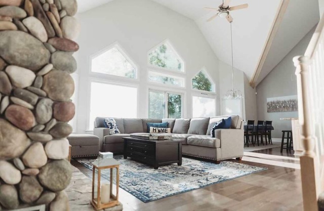 Large home on the Lake, Hot tub, Families, Groups