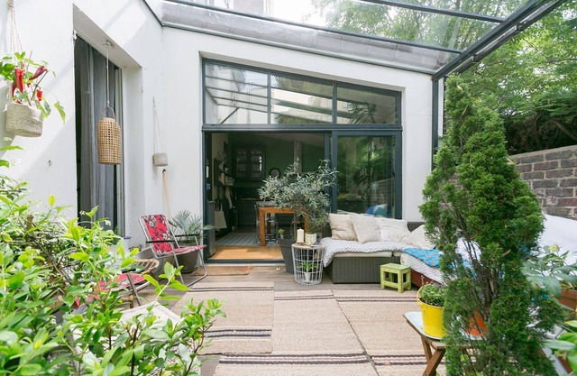 Large house with swimming pool and garden (near metro/tram/RER)