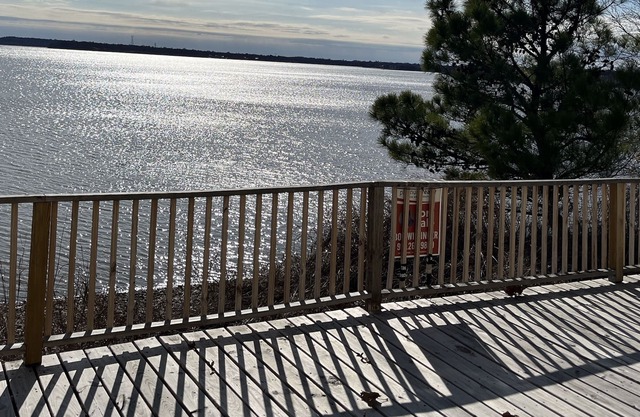 Large Lakefront Deck for outdoor fun! Four Bedroom, 3 Bath, sleeps 12❣️