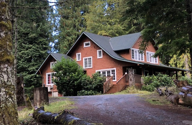 Large Lodge at Rainer Lodge - 0.4 mi to Mt.Rainier