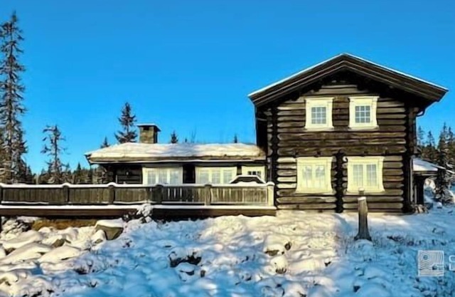 Large log cabin at Sjusjøen with sauna, fireplace and panoramic view