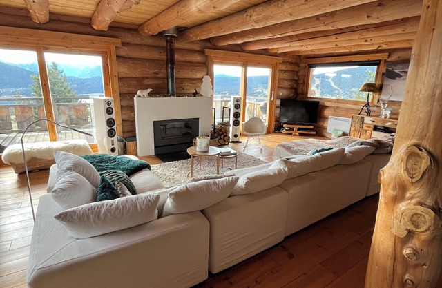 Large luxurious log cabin