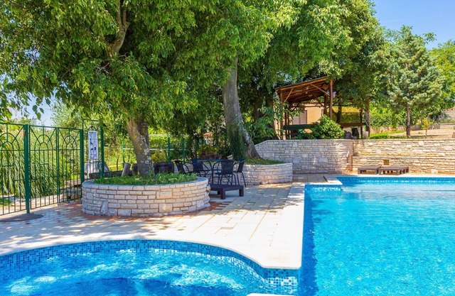 Large pool, WiFi, observatory, volleyball court and table tennis