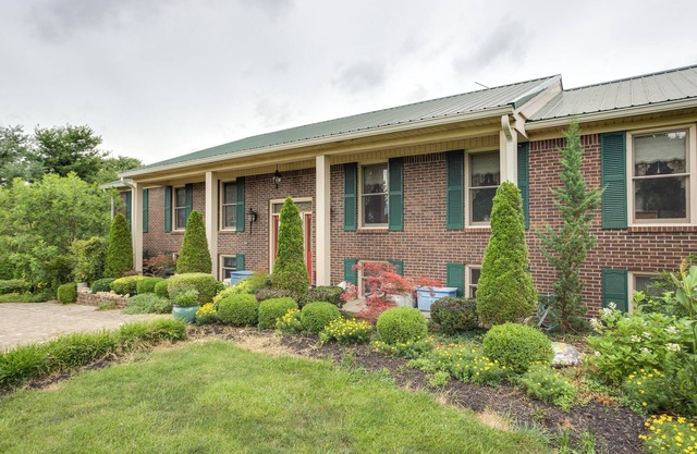 Large & Private Guest House Apt w/Patio + Views!