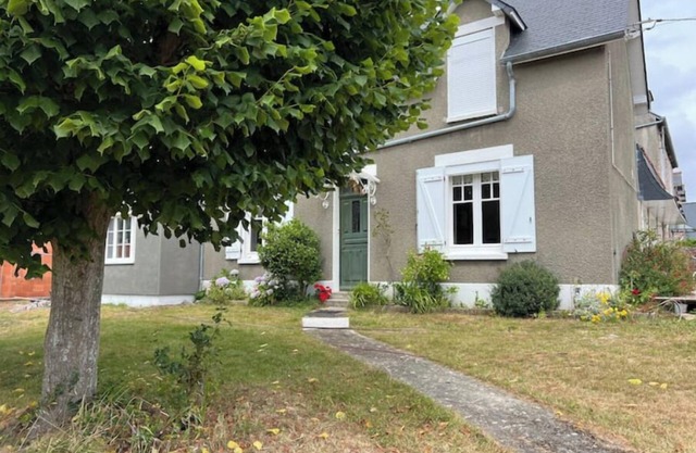 Large renovated family home, garden, parking, 10-minute walk to center and beach.