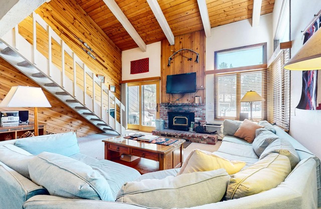 Large Rustic & Bright. Pool & Tennis Court On-site, Near Restaurants