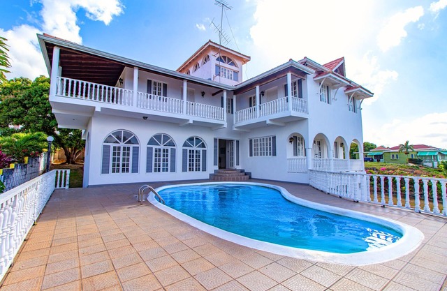 Large Seaview 3 Bedroom Villa with Private Pool, Terrace & Parking