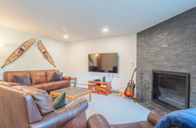 Large Ski-in/Walk-Out Downtown Ground Floor Family Friendly 2 Bedroom Unit