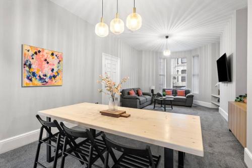 Large Stylish 6 Bedroom House