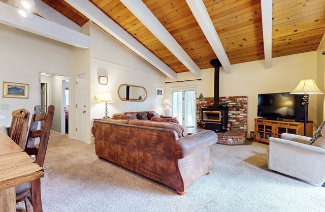 Large Townhome near Downtown. Private Gas Grill, Washer/Dryer. Near Trails