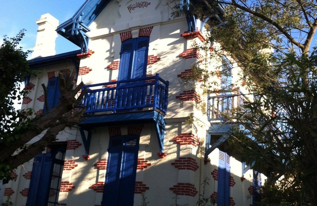 LARGE VILLA for 14 people in the center of Arcachon, 100 M FROM THE BEACH, with garden