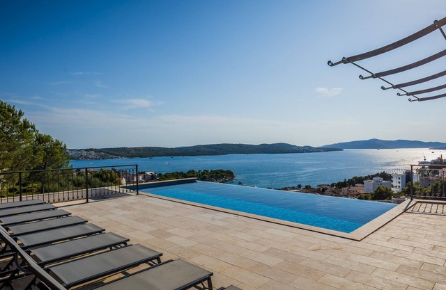 Large villa, stunning view, walking distance down town Trogir, 20 person+ event