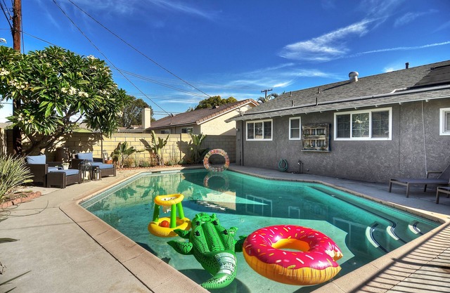 LAST MINUTE SPEACIAL! Amenities! Pool & Game Room! Close walk to Disney!