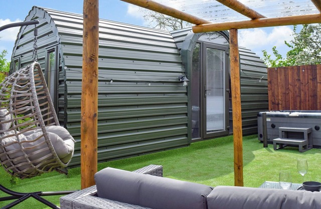 Laurel Pod - UK47203