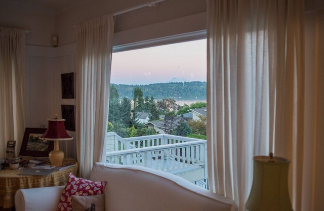 Lavender Hill Farm House with View, Gardens, Walk to the Beach