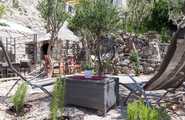 Lavish Holiday Home in Podstrana with Garden