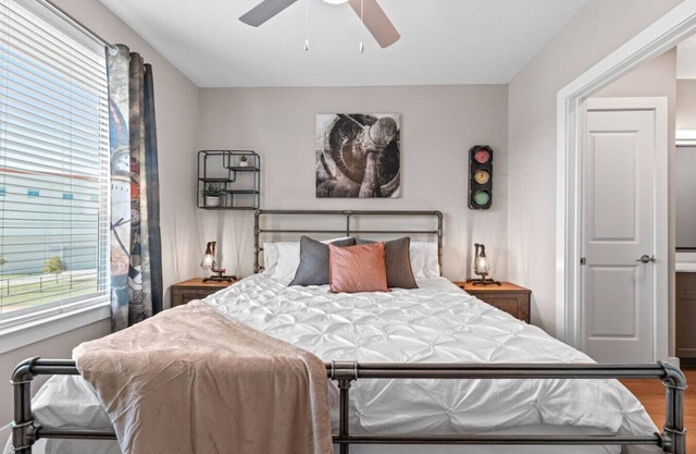 Lavish King Bed | Pool+Gym+Stockyards+Free Parking