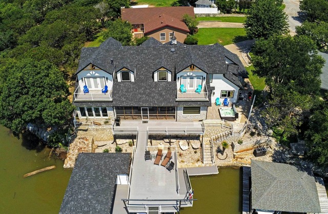 Lavish Lake House, Near Vineyards + Marinas!