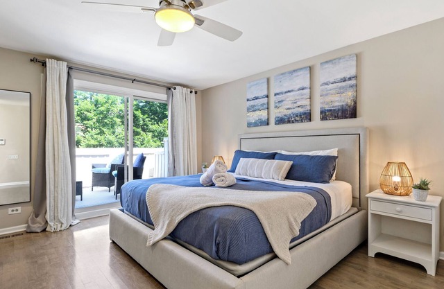 LAVISH Lincoln Park Townhome w/ Patio +attached garage