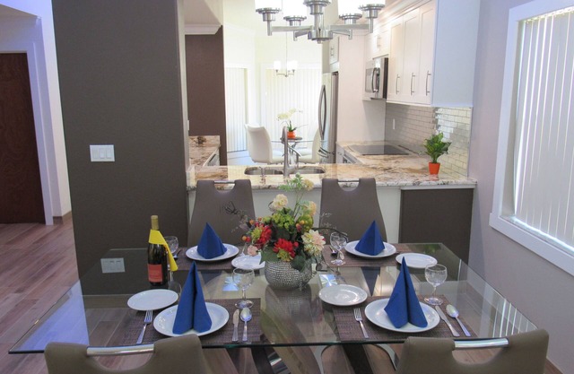 Lavish Waterfront Condo! Pools~Lanai~Free WiFi. By IMG~Beaches~AMI~Restaurants.
