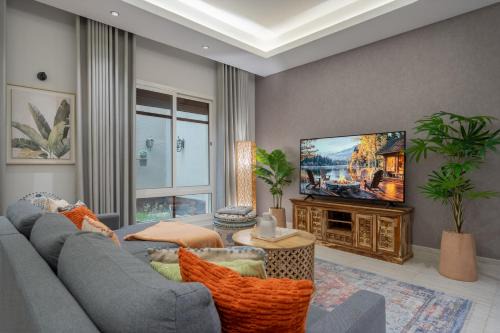 Layali Properties - Vibrant Boho 3BR Apt - Convention and Exhibition Center