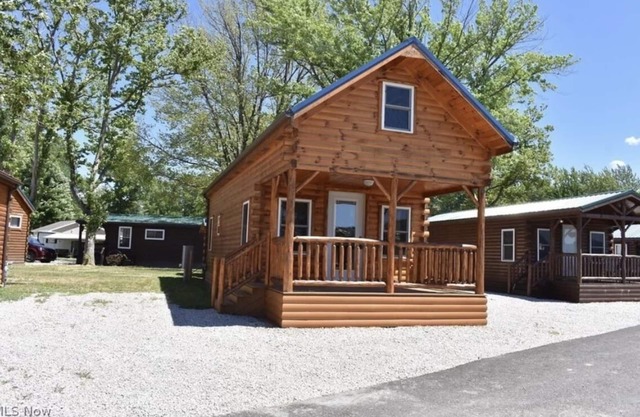 Lazy Bear Cabin in between Geneva-on-the-Lake and the Historic Ashtabula Harbor