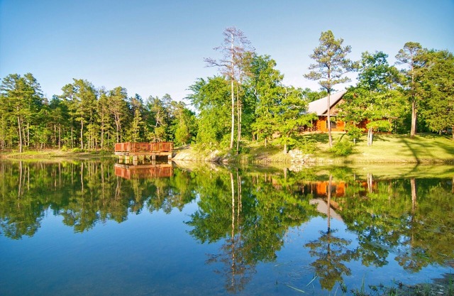 Lazy J Hideaway -Hot Tub, fire pit, secluded cabin