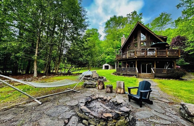 Lazy River Cabin: Private 3 Bedroom, 3 Bath Getaway on Lake Wallenpaupack