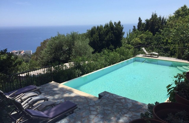 Le Cabanon 2-person studio cottage with sea view and infinity pool.