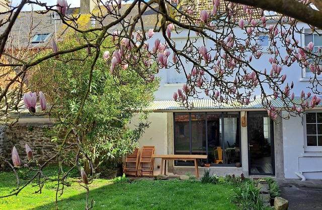 Le clos Saint Vaast near the beach and harbour in the town center