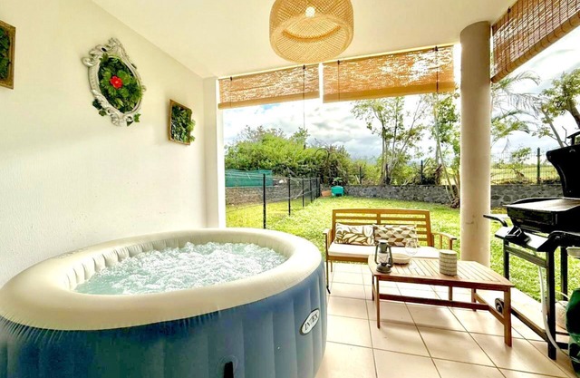Le Kerbo, Peace & Private Jacuzzi in Bras-Panon