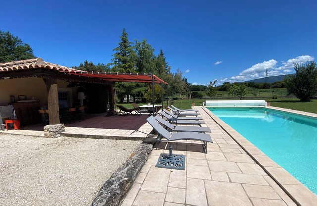 Le Mas Pily, Mas Authentique en Pierres, au Cœur de Lenclave des Papes