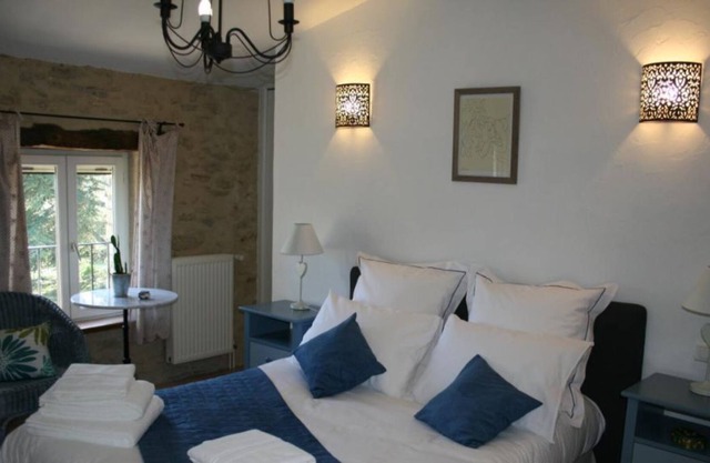 Le Mas Théophile welcomes you with a capacity of 12 to 14 people.