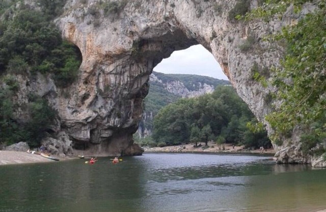 Le Menuet, charming gîte, close to the river, private parking.